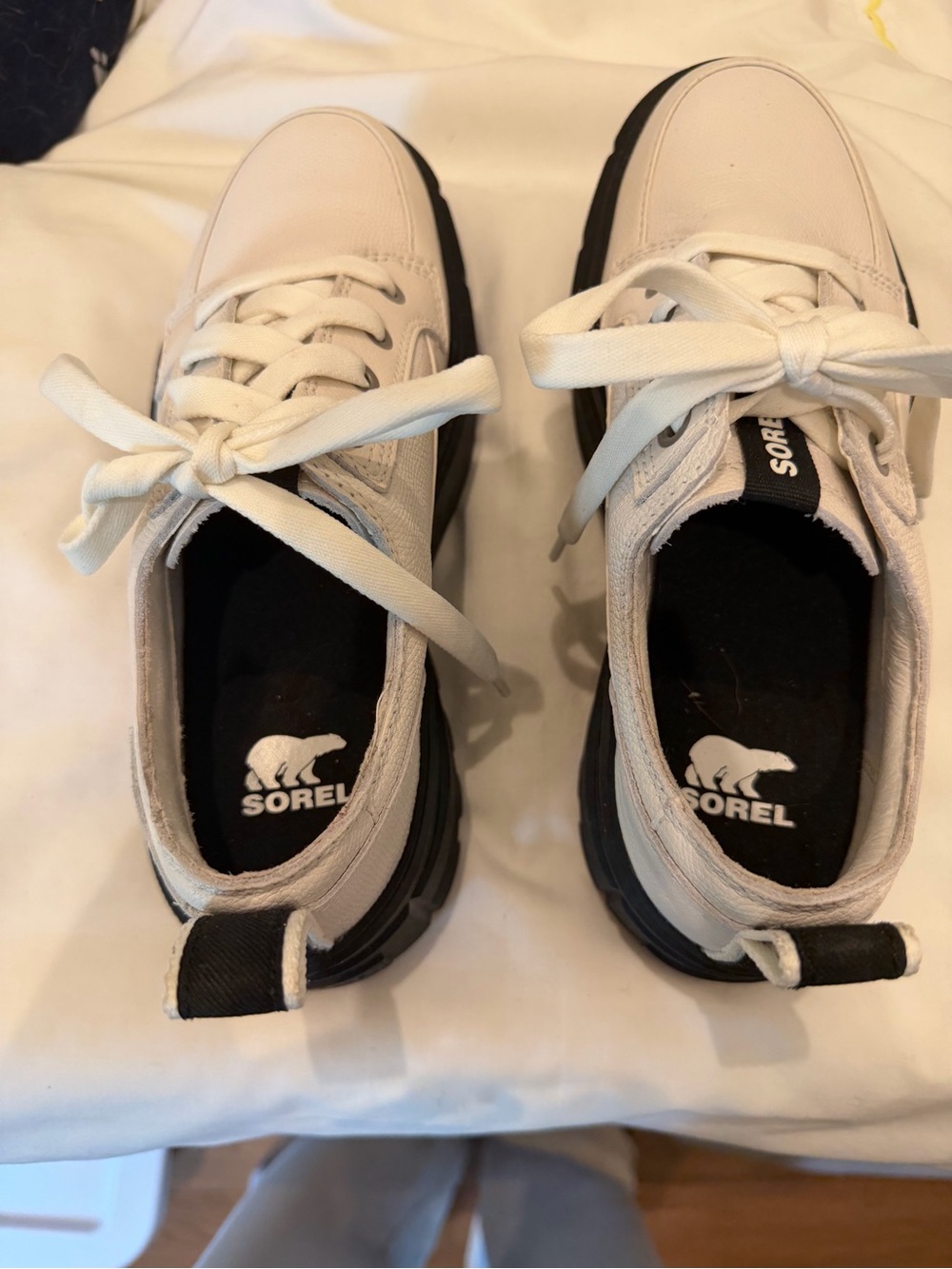 Sorel BNIB Women’s White Low-Top Sneakers with Black Soles. Waterproof.